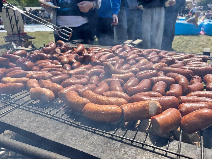 Kiełbasy z Boxu Grill na ruszcie